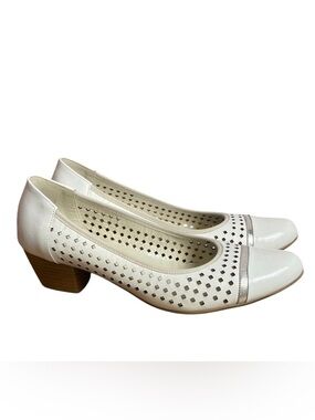 Vintage White Leather Low Heel Perforated Round Toe Dress Pumps Sz 9